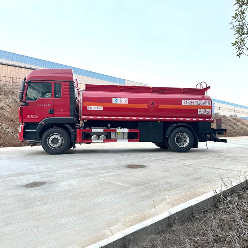 HOWO 4*2 iron oil diesel fuel bowser for sale Front Side View