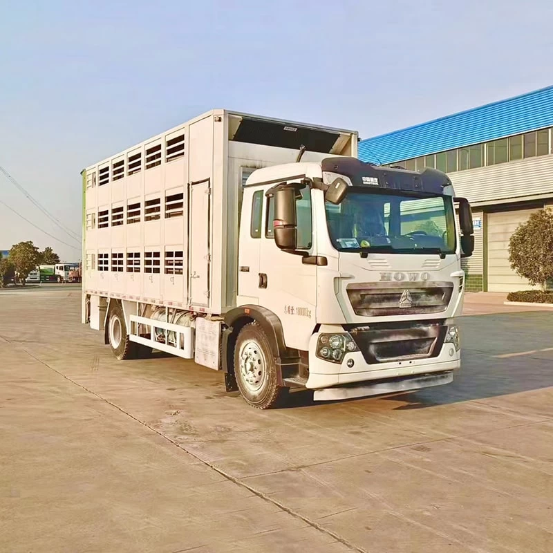HOWO animal pig chicken livestock poultry transport truck Oblique Front View