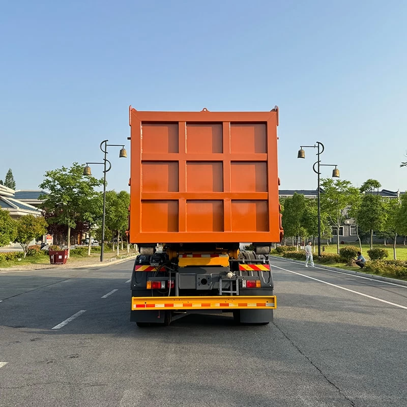 Janpan Brand Heavy Duty 30 Ton Hook Lift Garbage Truck Back Image
