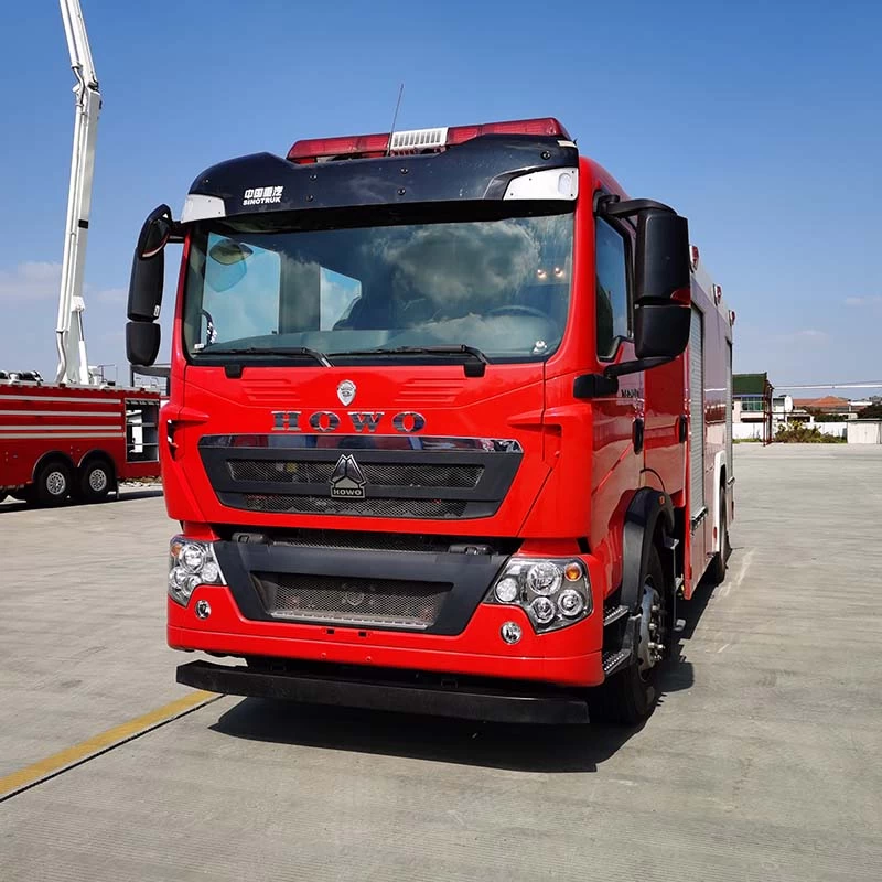 Howo 4x2 8000L water tanker fire fighting truck Oblique Front View