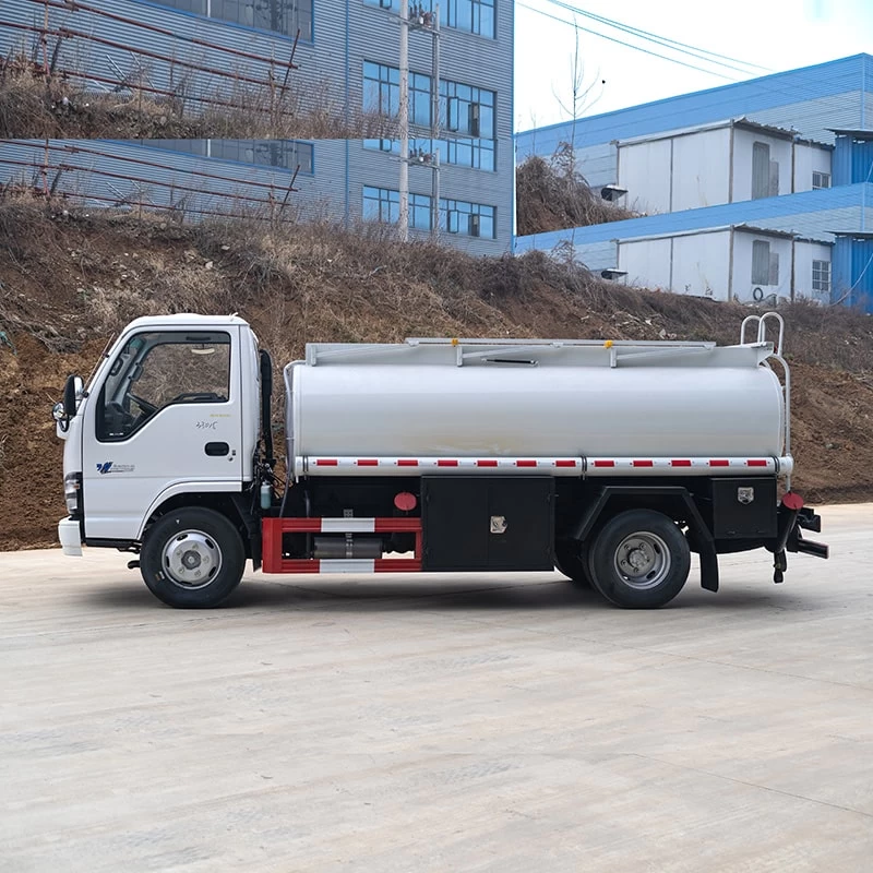 Japan isuzu 4*2 8000 liters refuelling oil fuel diesel truck Front Side View
