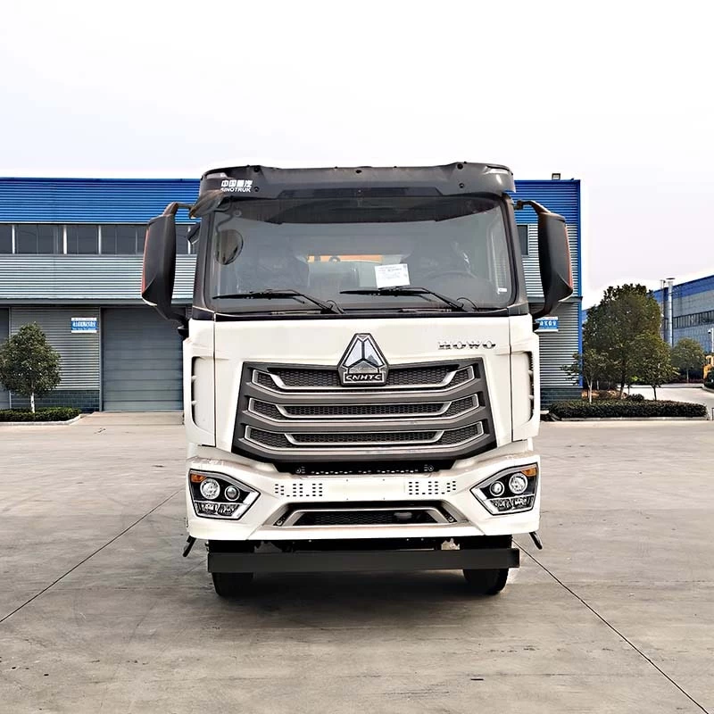 HOWO Road Construction Asphalt Bitumen Distributor Truck Front View
