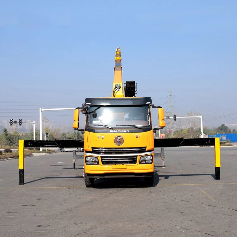 SHACMAN 8*4 straight telescopic boom truck mount crane Front View