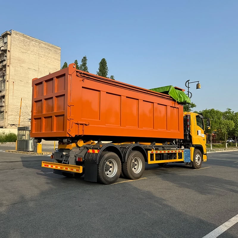 Janpan Brand Heavy Duty 30 Ton Hook Lift Garbage Truck Oblique Back Plot
