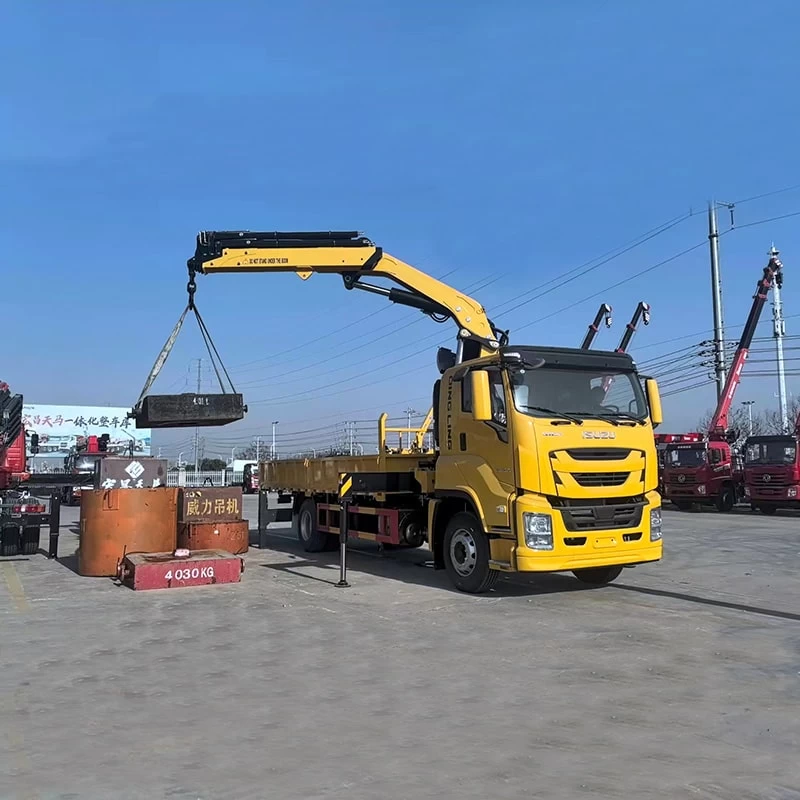 ISUZU 4X2 Cargo Truck with 12 Tons Knuckle Boom Crane Truck Oblique Front View