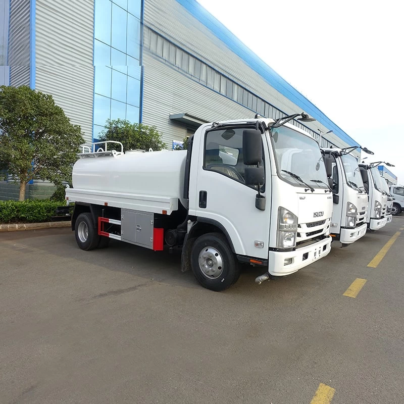JAPAN 4*2 watering cart isuzu water tank truck Oblique Front View