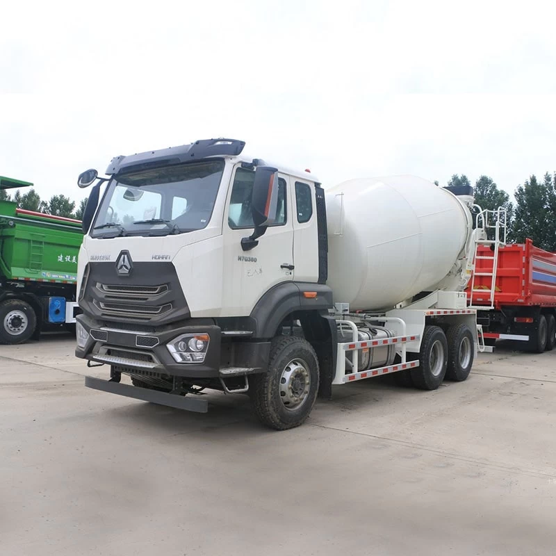 HOWO 6*4 5cbm lightweight mobile concrete mixer truck Oblique Front View 
