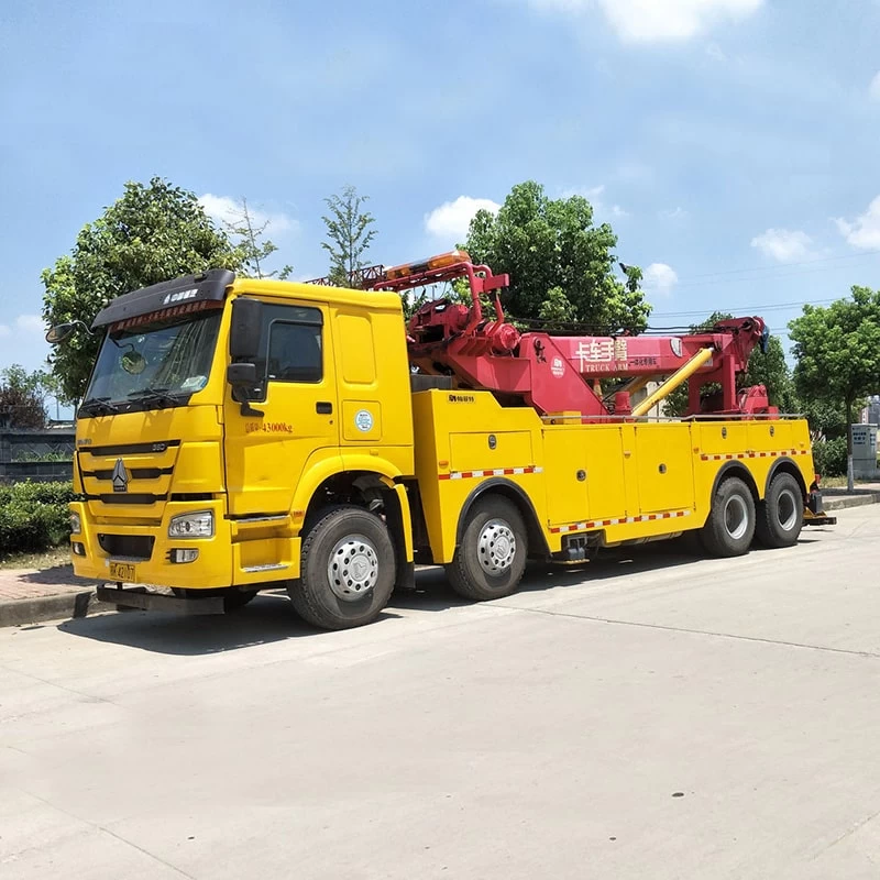 SINOTRUK 80 ton dragging towing heavy duty wrecker truck Oblique Front View
