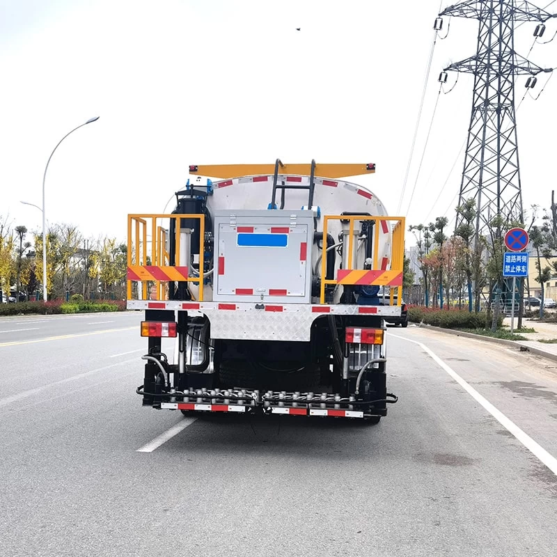 HOWO 4*2 Intelligent asphalt distributor truck Back Image
