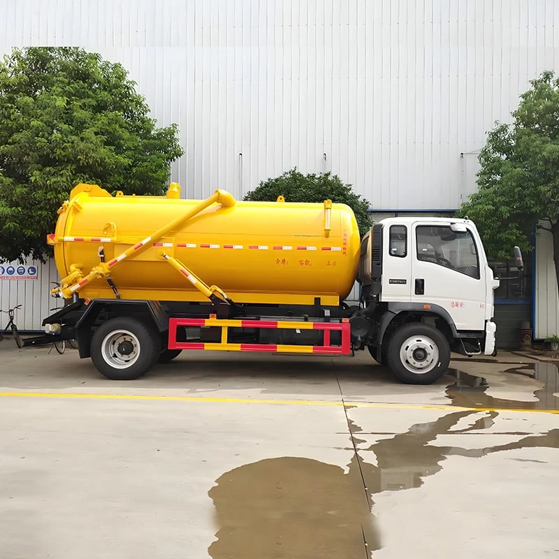 Howo 4x2 5000L Small Septic Fecal Suciton Tanker Truck Front Side View
