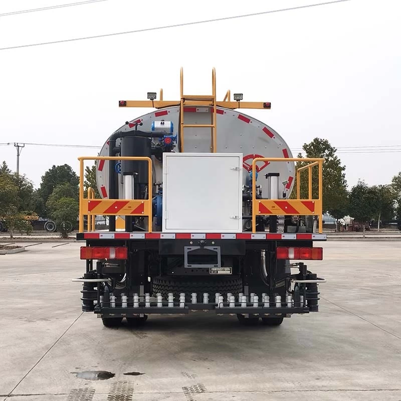 HOWO Road Construction Asphalt Bitumen Distributor Truck Back Image