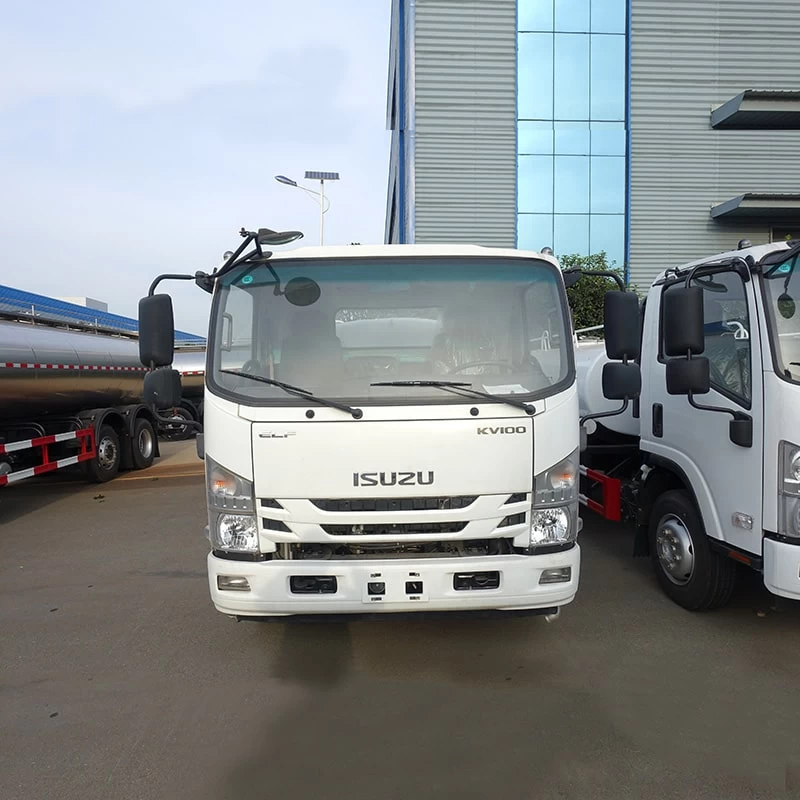 JAPAN 4*2 watering cart isuzu water tank truck Front View 
