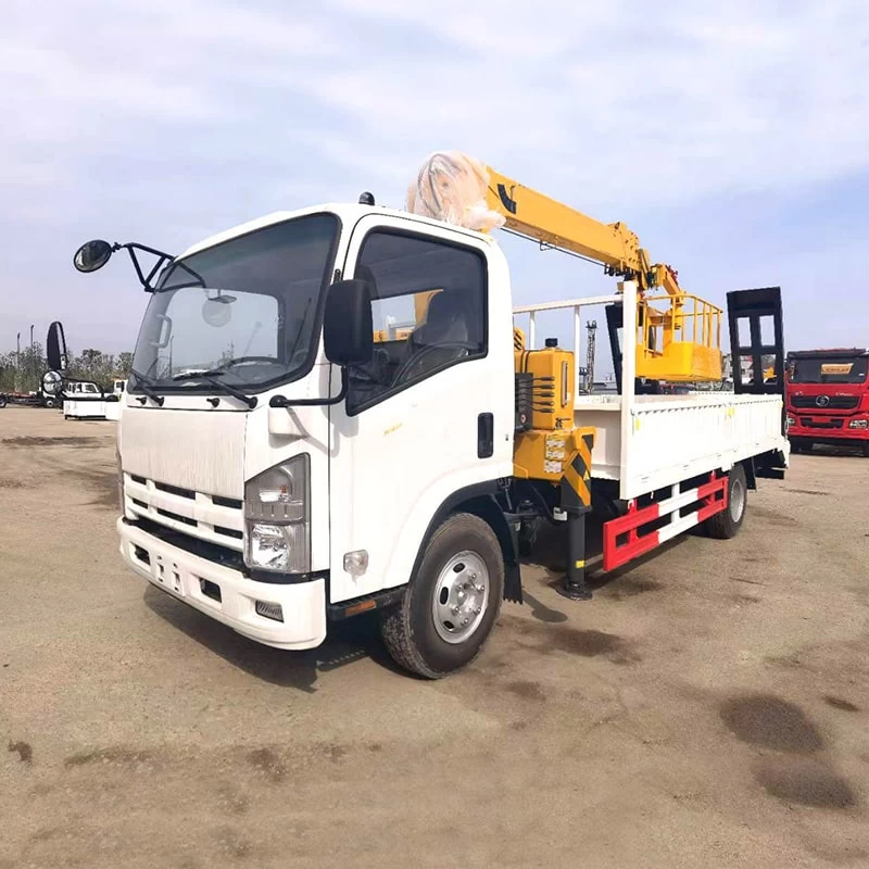 Japan Isuzu 5 Ton Brand 4x2 Cargo Truck Mounted Crane Oblique Front View
