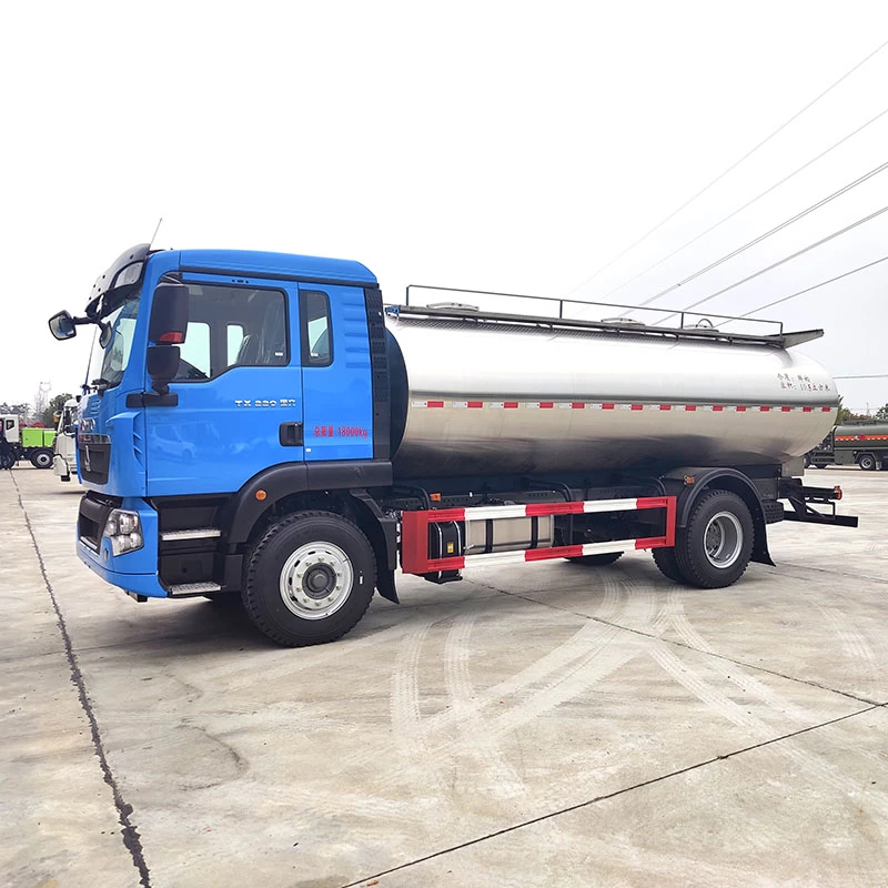 HOWO 4*2 Stainless steel 2 axle 13t milk tank truck Oblique Front View