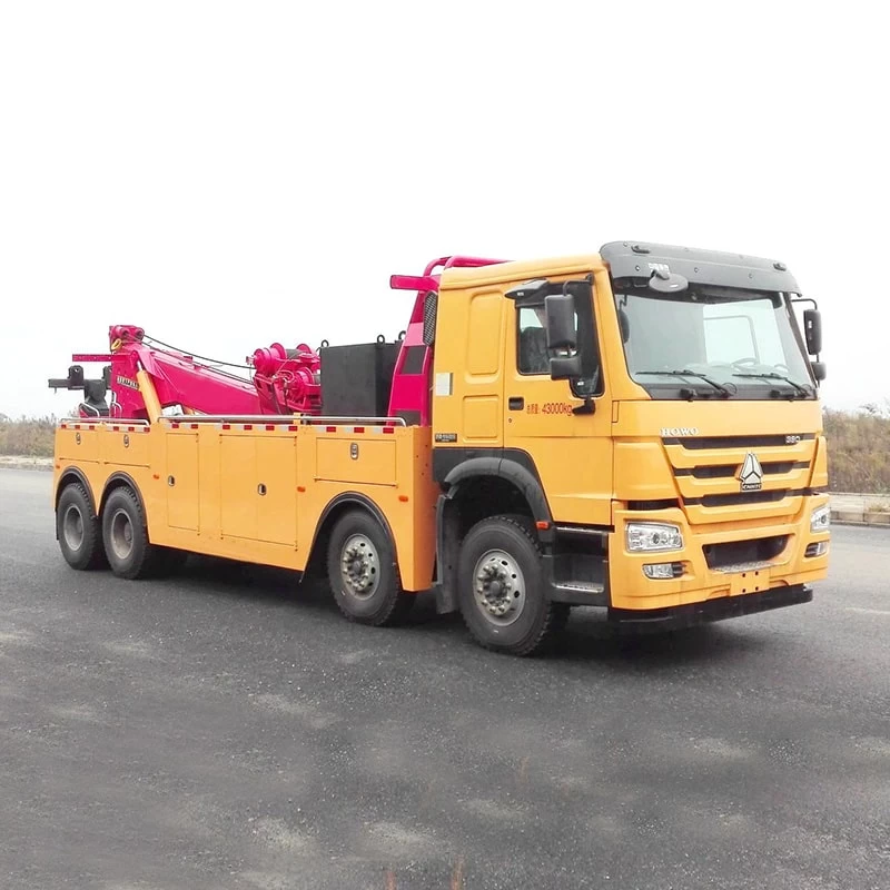 SINOTRUK 8*4 heavy duty 80 ton Rotation Wrecker Tow Truck Oblique Front View
