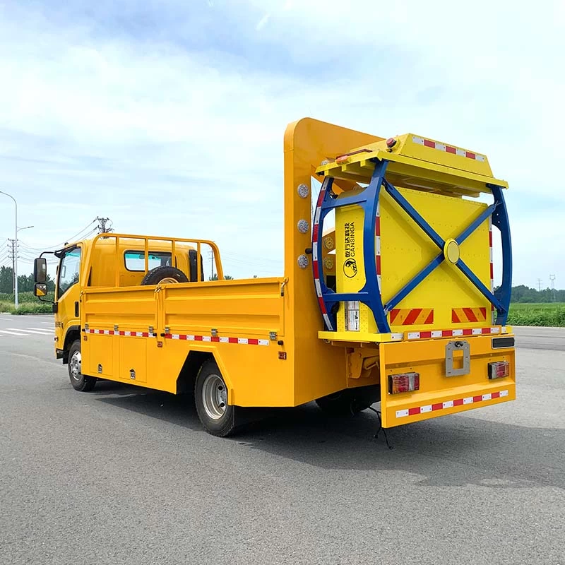 Japan Isuzu 4*2 Impact-proof truck anti crash buffer truckOblique Back Plot 
