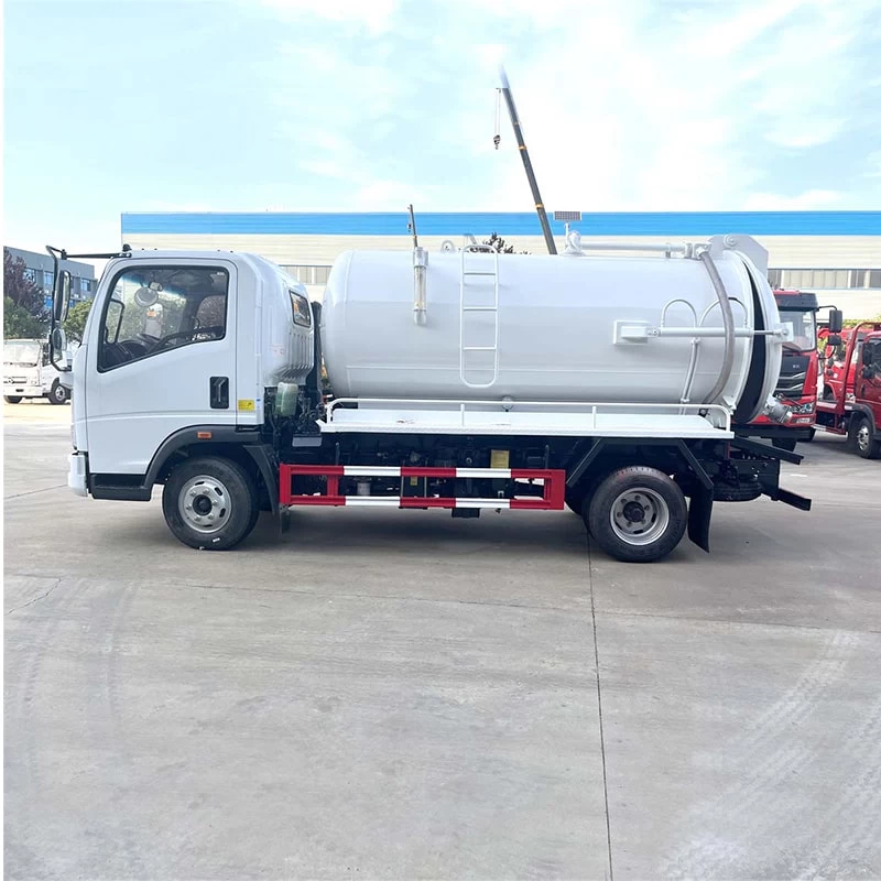 SINOTRUK HOWO 6 cubic drainage vaccum sewage suction truck Front Side View
