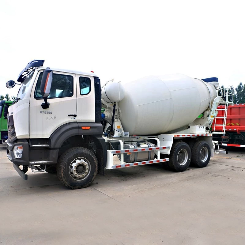 HOWO 6*4 5cbm lightweight mobile concrete mixer truck Oblique Front View 