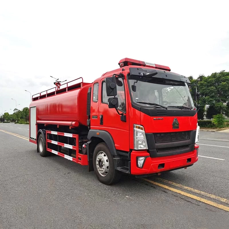 SINOTRUK low price 4*2 8cbm water tank fire truck Oblique Front View
