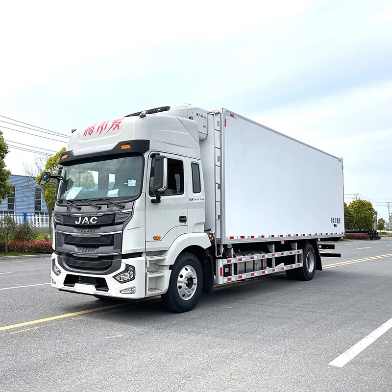 JAC 4*2 7.8m frozen meat and vegetable refrigerated truck Oblique Front View