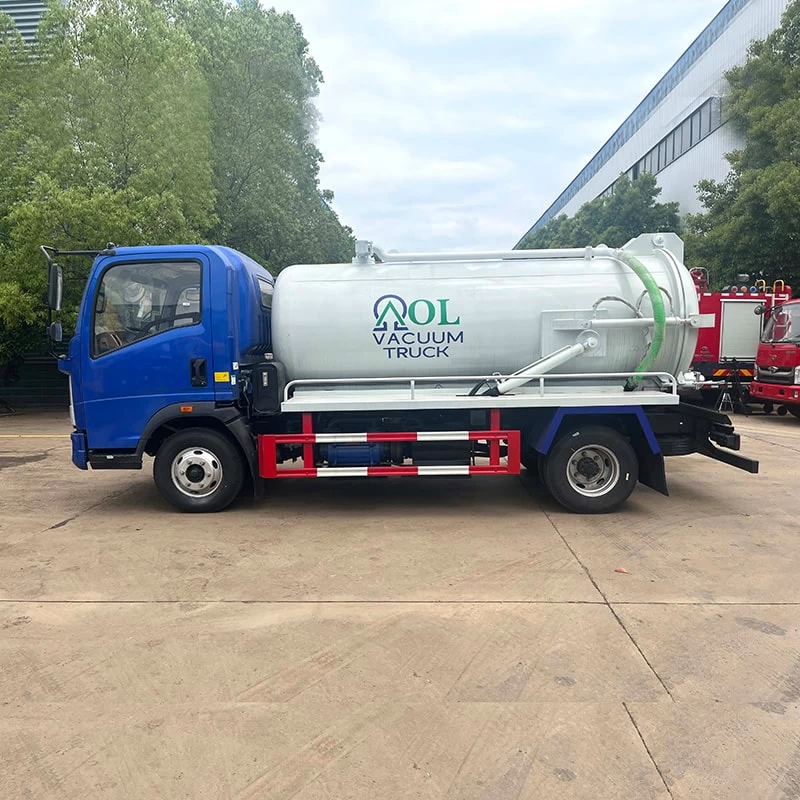 SINOTRUK 4*2 5 cubic vaccum sewage fecal suction truck Front Side View
