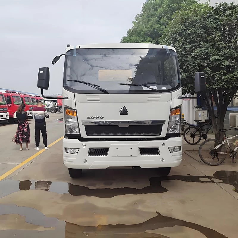 Howo 4x2 5000L Small Septic Fecal Suciton Tanker Truck Front View
