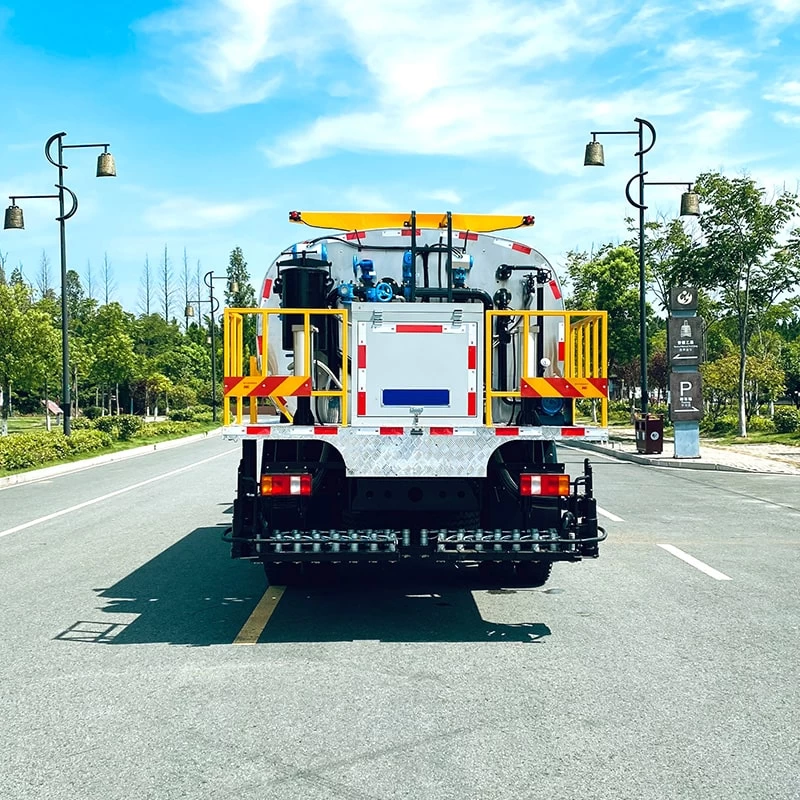 HOWO 13CBM automatic road asphalt distributor truck Back Image
