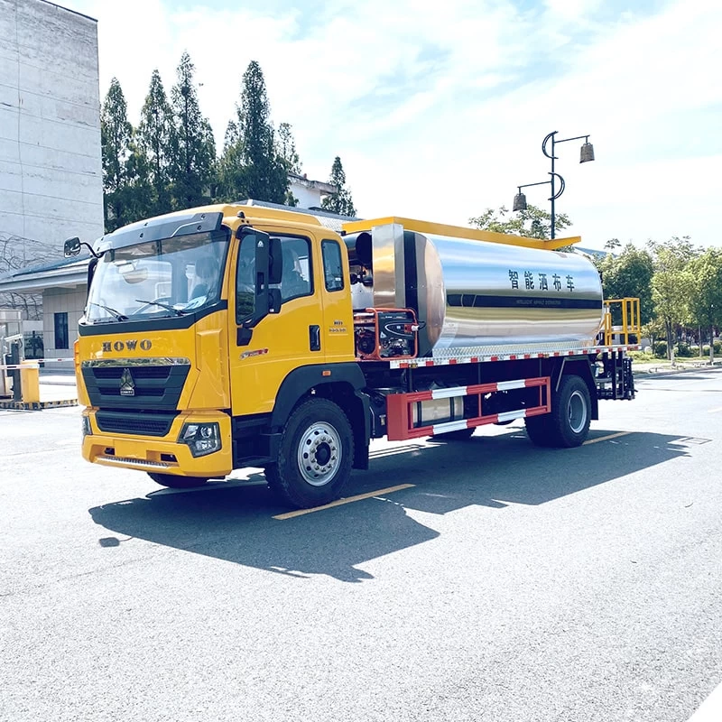 HOWO 13CBM automatic road asphalt distributor truck Oblique Front View
