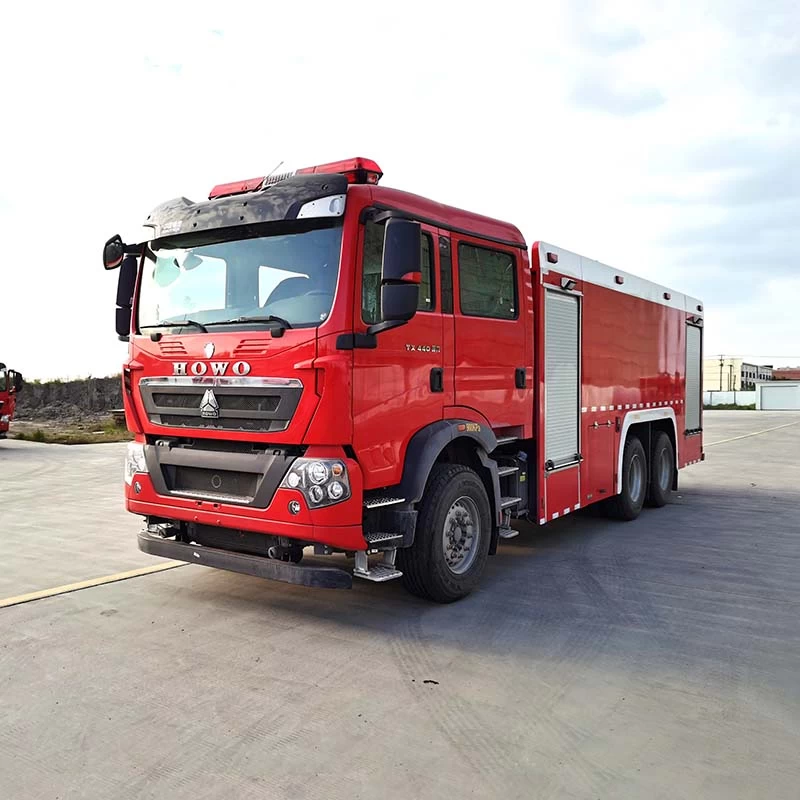 Howo high quality 16CBM water tank fire fighting truck Oblique Front View