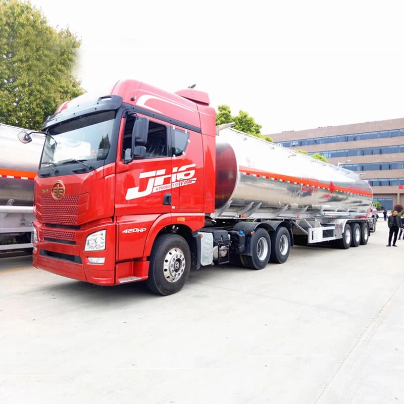 3 Axles 49000L Crude Oil Gasoline Petrol Tanker Semi Trailer Oblique Front View
