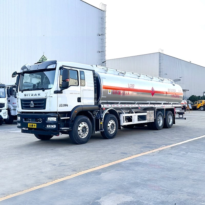 HOWO 8*4 20cbm oil fuel diesel transport delivery truck Oblique Front View
