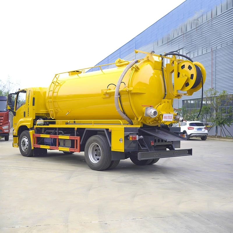 ISUZU 4×2 15m3 Sewage Cleaning and Suction Truck for Sale Oblique Back Plot
