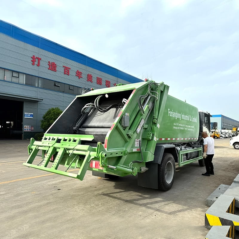 Howo 9 CBM 4x2 Small Compressing Rubbish Truck for Sale Oblique Back Plot
