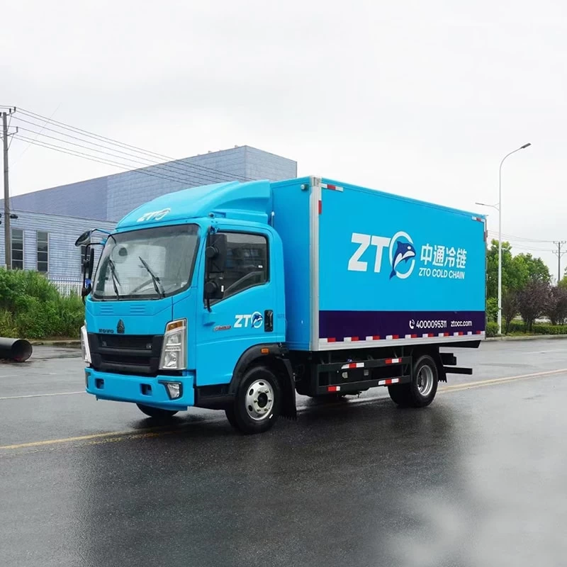 SINOTRUK HOWO 130hp 4*2 frozen meat refrigerated van
Oblique Front View
