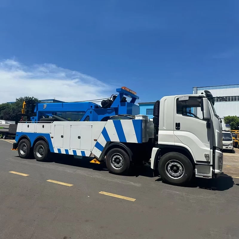 ISUZU 8x4 Rotator 40Ton Recovery Truck for Emergency Rescue Oblique Front View
 