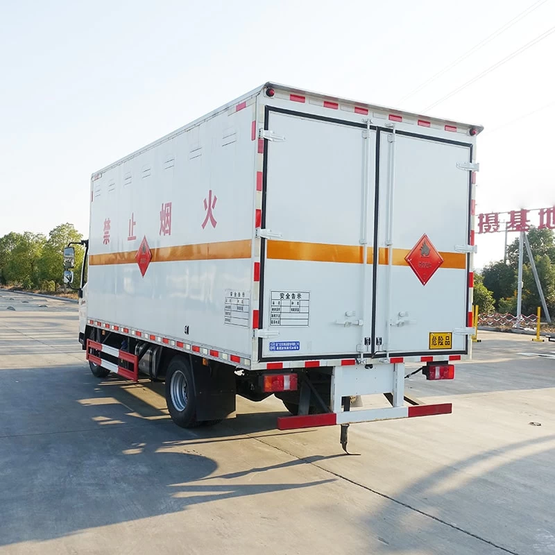 SINOTRUK 4*2 flammable liquid explosion-proof truck Oblique Back Plot