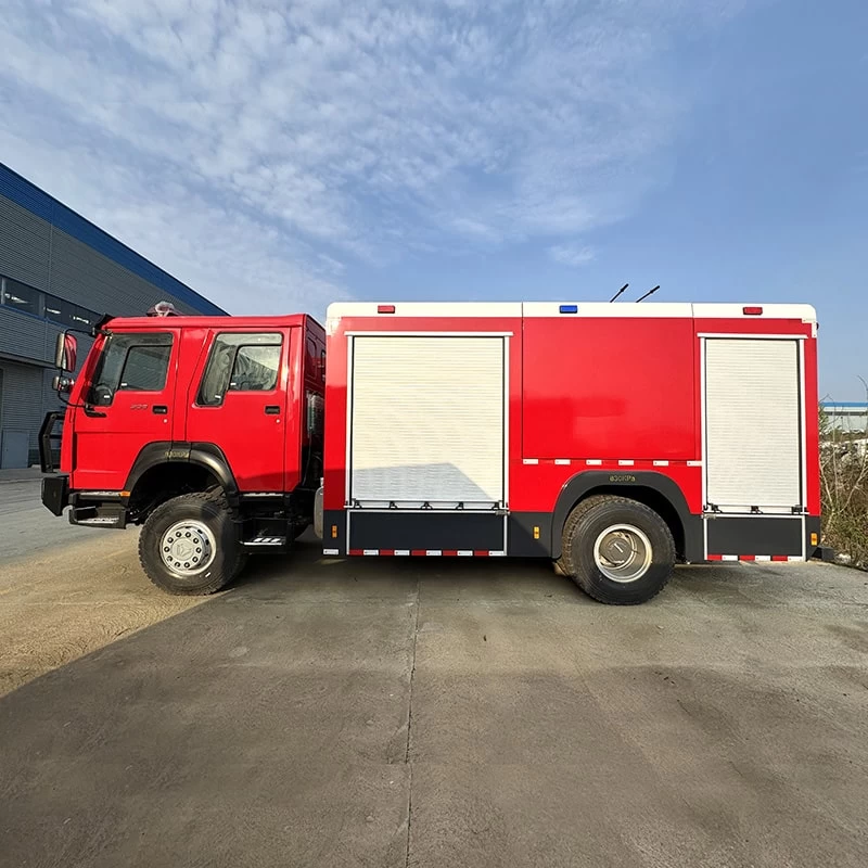HOWO 4*4 new or used 8cbm specialized vehicle fire truck Front Side View 
