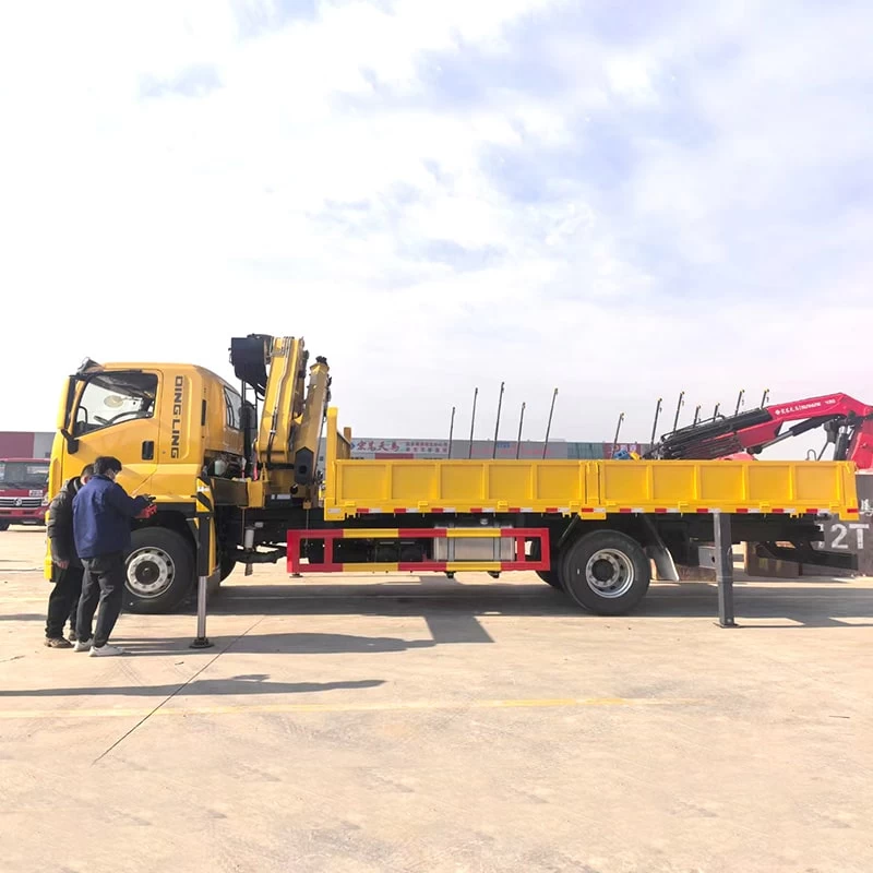 ISUZU 4X2 Cargo Truck with 12 Tons Knuckle Boom Crane Truck Front Side View
