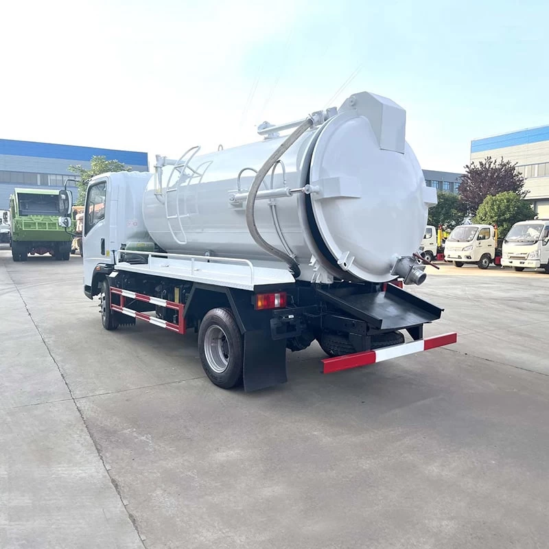 SINOTRUK HOWO 6 cubic drainage vaccum sewage suction truck Oblique Back Plot
