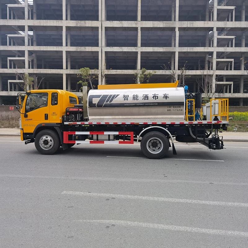 HOWO 4*2 Intelligent asphalt distributor truck Front Side View
